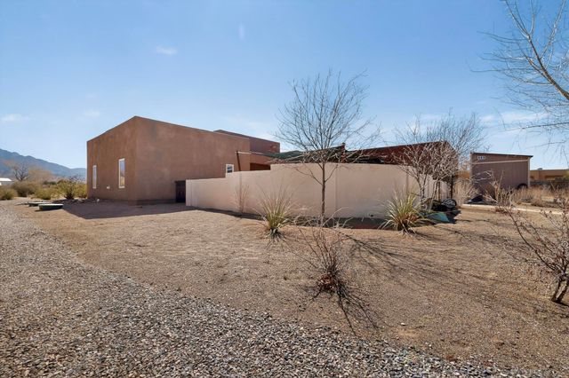 117 Doolittle Road, Corrales, NM 87048