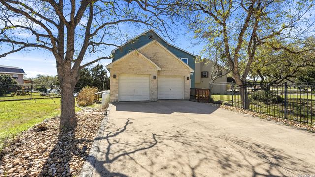 956 Lakebreeze Dr, Canyon Lake, TX 78133