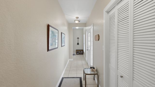 956 Lakebreeze Dr, Canyon Lake, TX 78133