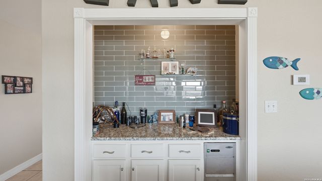 956 Lakebreeze Dr, Canyon Lake, TX 78133