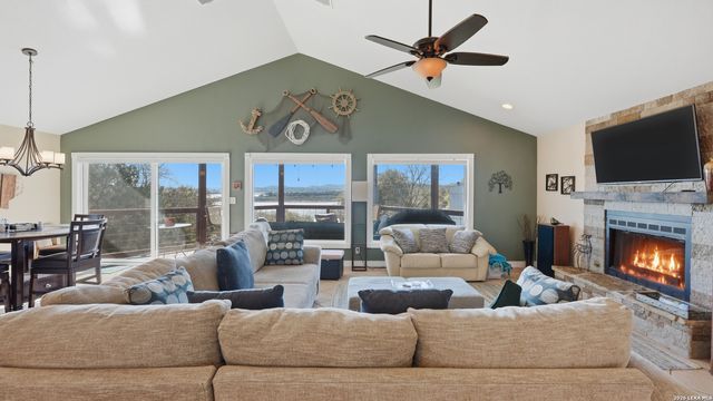 956 Lakebreeze Dr, Canyon Lake, TX 78133