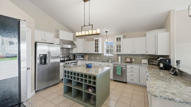 956 Lakebreeze Dr, Canyon Lake, TX 78133