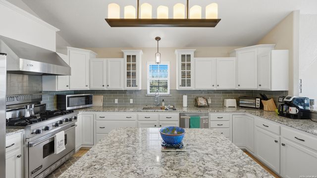 956 Lakebreeze Dr, Canyon Lake, TX 78133