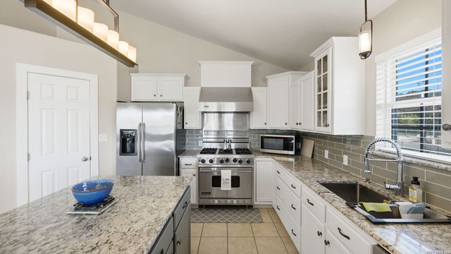 956 Lakebreeze Dr, Canyon Lake, TX 78133