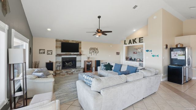 956 Lakebreeze Dr, Canyon Lake, TX 78133