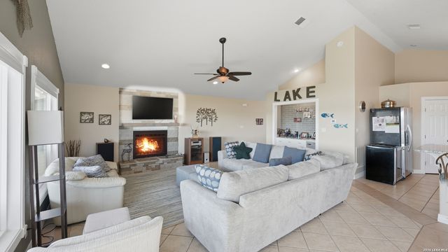 956 Lakebreeze Dr, Canyon Lake, TX 78133