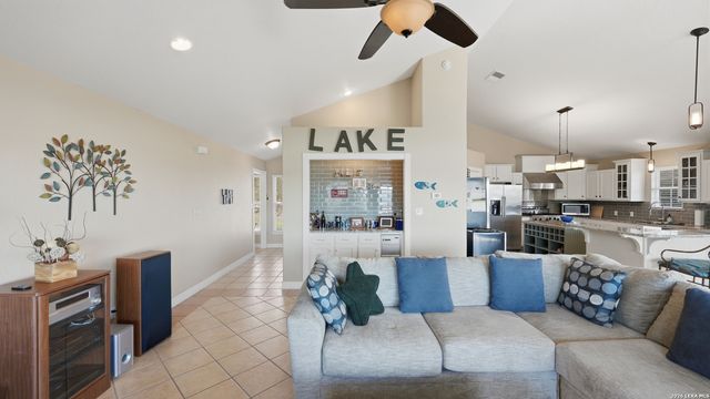 956 Lakebreeze Dr, Canyon Lake, TX 78133