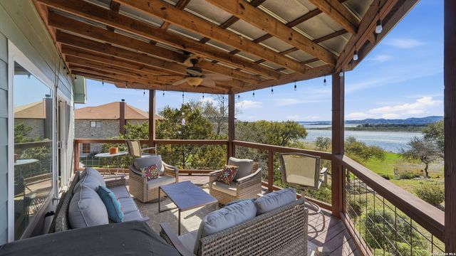 956 Lakebreeze Dr, Canyon Lake, TX 78133