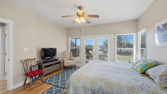 956 Lakebreeze Dr, Canyon Lake, TX 78133