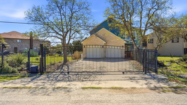 956 Lakebreeze Dr, Canyon Lake, TX 78133