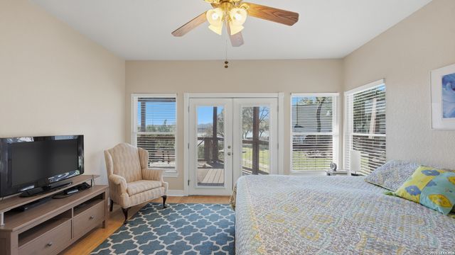 956 Lakebreeze Dr, Canyon Lake, TX 78133