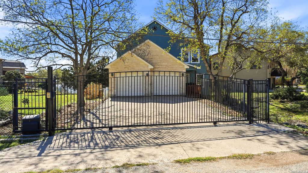 956 Lakebreeze Dr, Canyon Lake, TX 78133