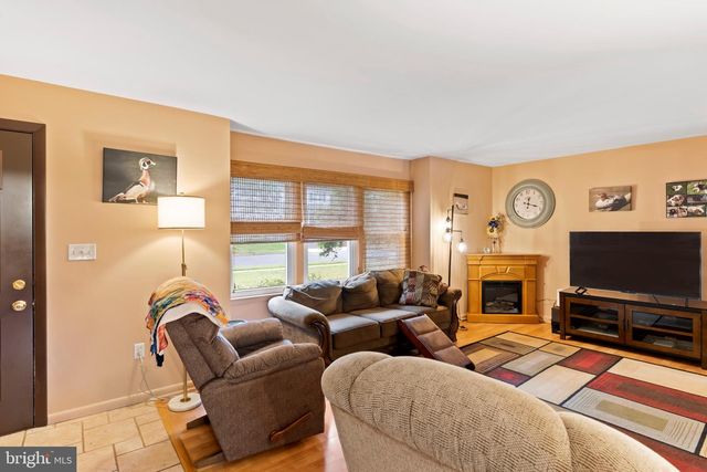 109 YELLOW BREECHES DR, Camp Hill, PA 17011