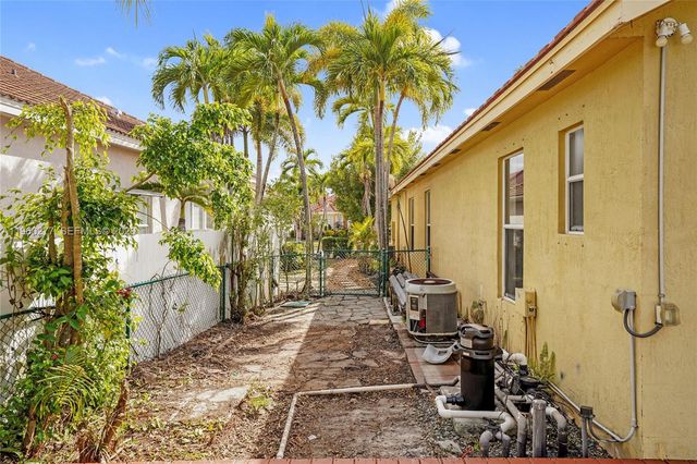 15989 SW 14th St, Pembroke Pines, FL 33027