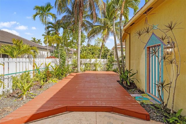 15989 SW 14th St, Pembroke Pines, FL 33027