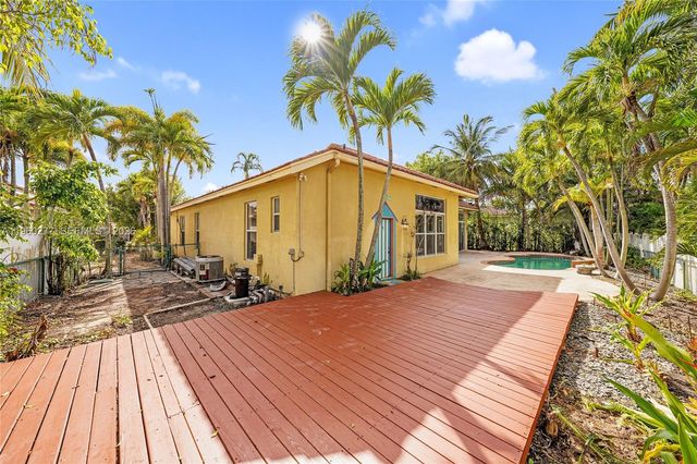 15989 SW 14th St, Pembroke Pines, FL 33027