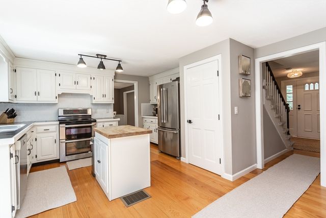 5 Crest Drive, Lakeville, MA 02347