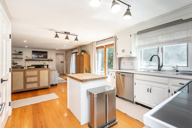 5 Crest Drive, Lakeville, MA 02347