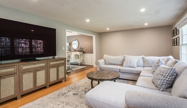 5 Crest Drive, Lakeville, MA 02347