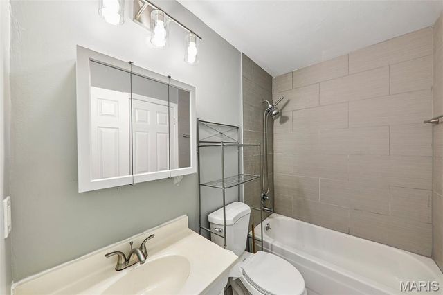 1031 Tavistock Circle, St Louis, MO 63129