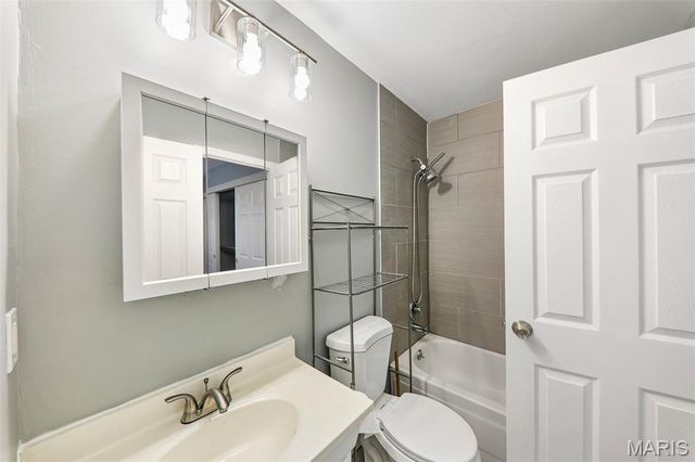 1031 Tavistock Circle, St Louis, MO 63129