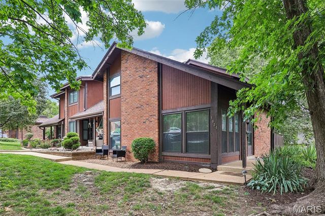 1031 Tavistock Circle, St Louis, MO 63129