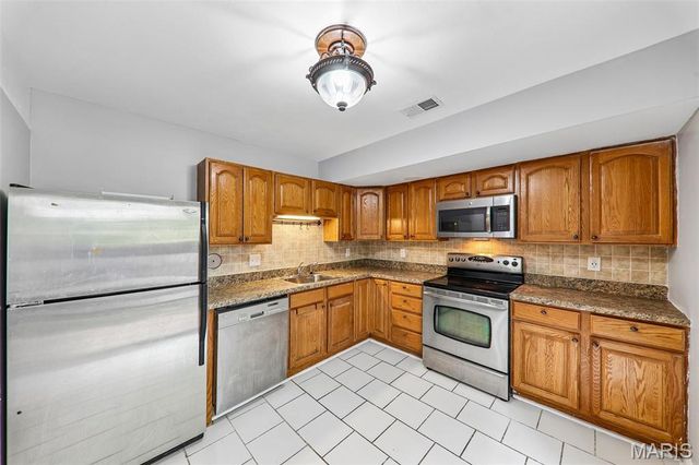 1031 Tavistock Circle, St Louis, MO 63129