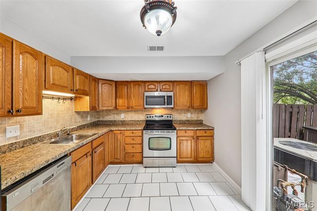 1031 Tavistock Circle, St Louis, MO 63129