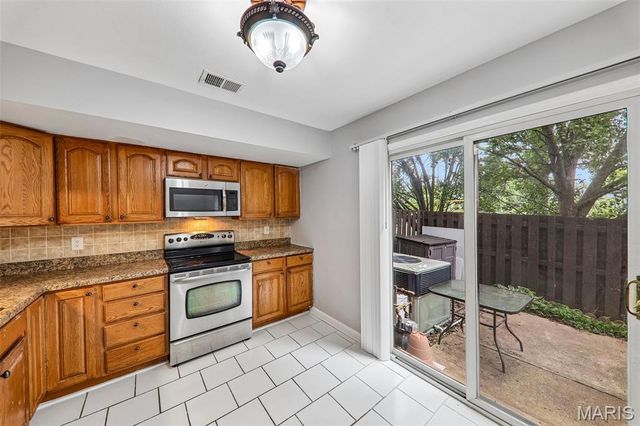 1031 Tavistock Circle, St Louis, MO 63129