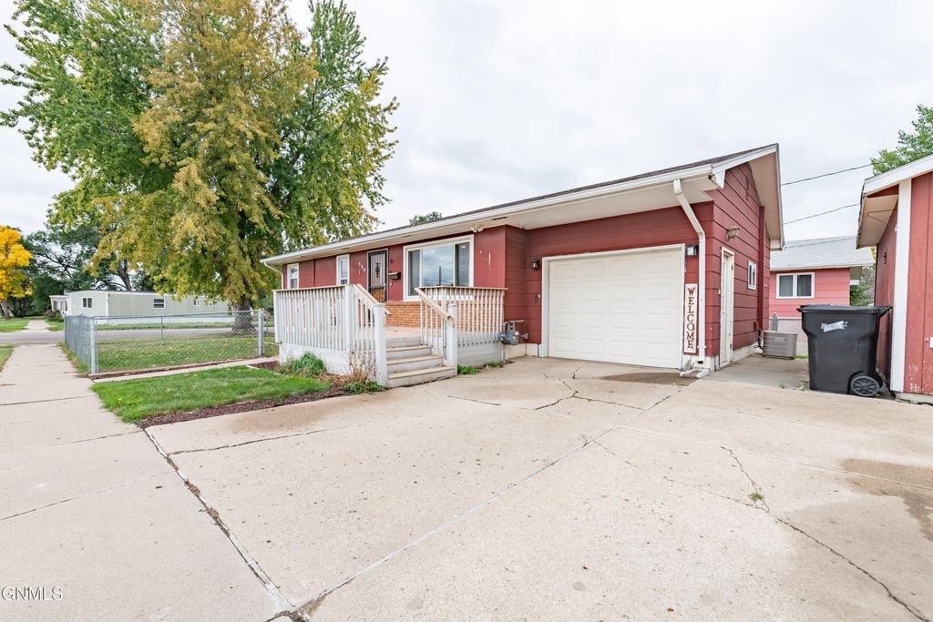 520 S 10th Street, Bismarck, ND 58504 photo 2