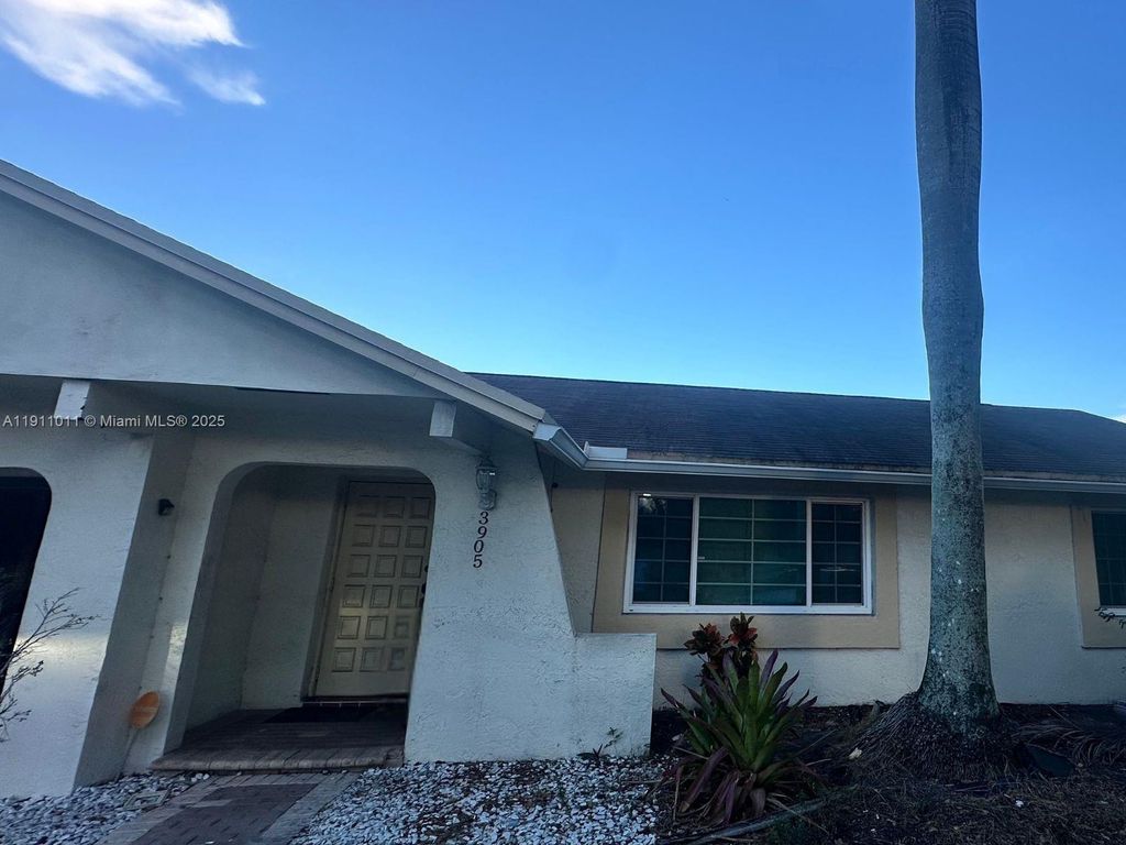 3905 E Woodscape Dr, Miramar, FL 33023