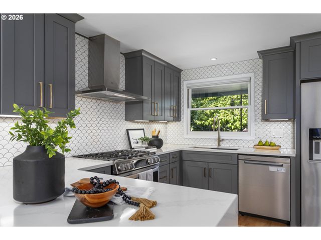 1485 HALLINAN St, Lake Oswego, OR 97034
