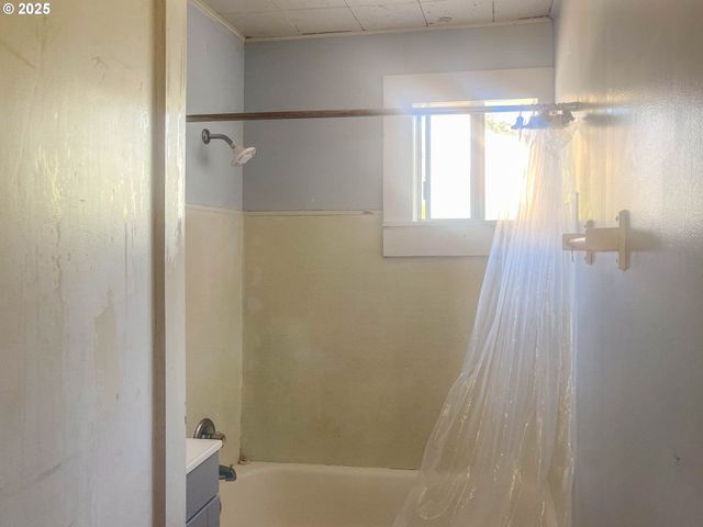 624 TIPTON Rd, Roseburg, OR 97471