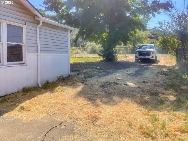 624 TIPTON Rd, Roseburg, OR 97471