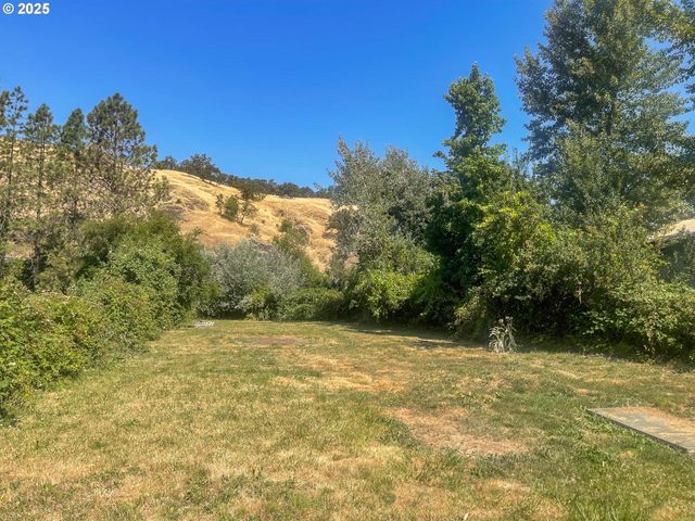 624 TIPTON Rd, Roseburg, OR 97471