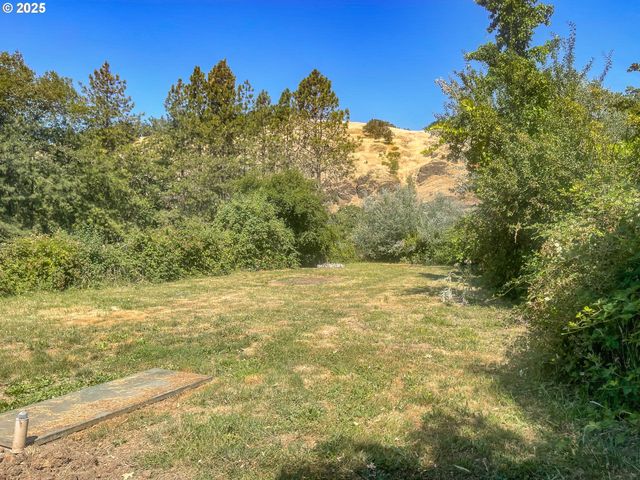 624 TIPTON Rd, Roseburg, OR 97471