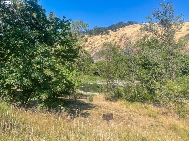 624 TIPTON Rd, Roseburg, OR 97471