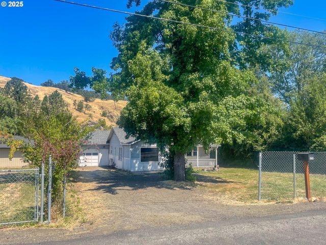 624 TIPTON Rd, Roseburg, OR 97471