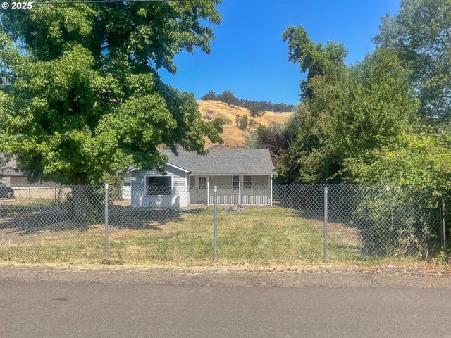 624 TIPTON Rd, Roseburg, OR 97471