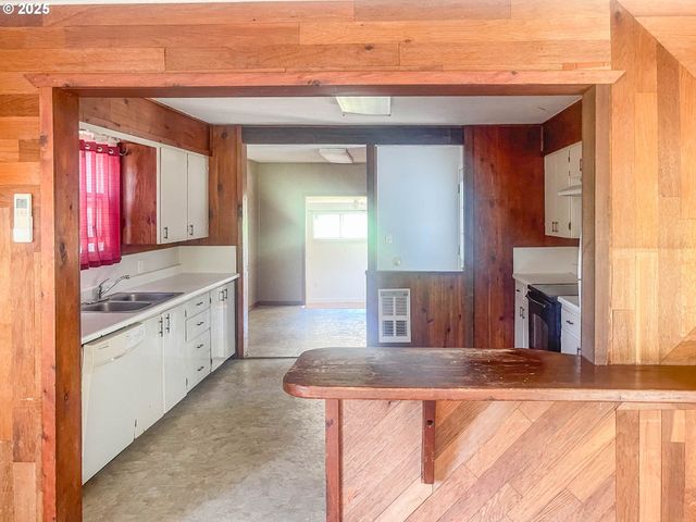 624 TIPTON Rd, Roseburg, OR 97471