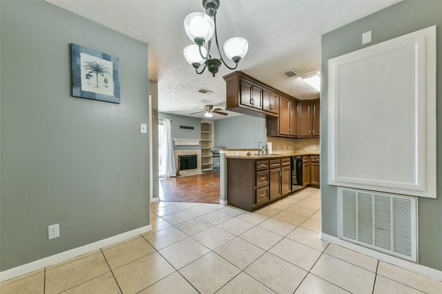 2501 Gulf Freeway 243D, Dickinson, TX 77539