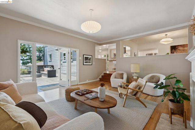 2339 Thackeray Dr, Oakland, CA 94611