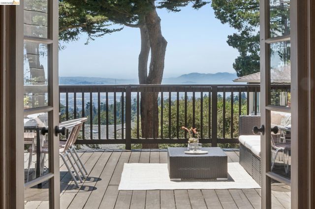 2339 Thackeray Dr, Oakland, CA 94611