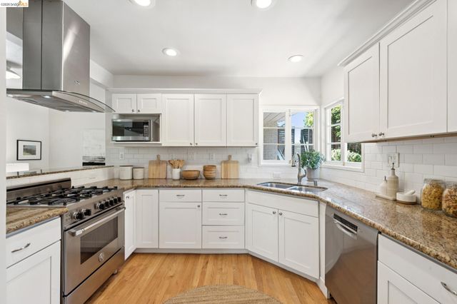 2339 Thackeray Dr, Oakland, CA 94611