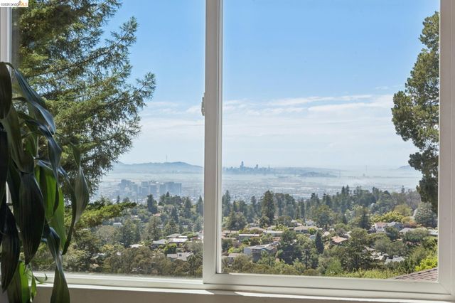 2339 Thackeray Dr, Oakland, CA 94611