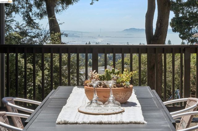 2339 Thackeray Dr, Oakland, CA 94611