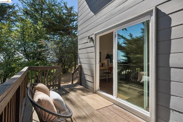 2339 Thackeray Dr, Oakland, CA 94611