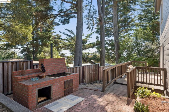 2339 Thackeray Dr, Oakland, CA 94611