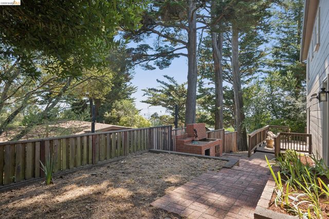 2339 Thackeray Dr, Oakland, CA 94611