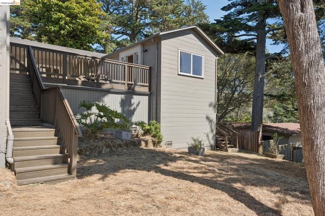 2339 Thackeray Dr, Oakland, CA 94611